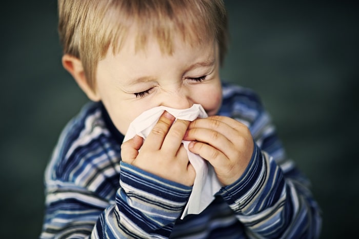 Trẻ bị hắt hơi sổ mũi chữa trị thế nào?