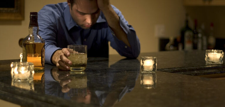 Bị đau đầu khi uống rượu bia là vì sao? Nguyên nhân và giải pháp